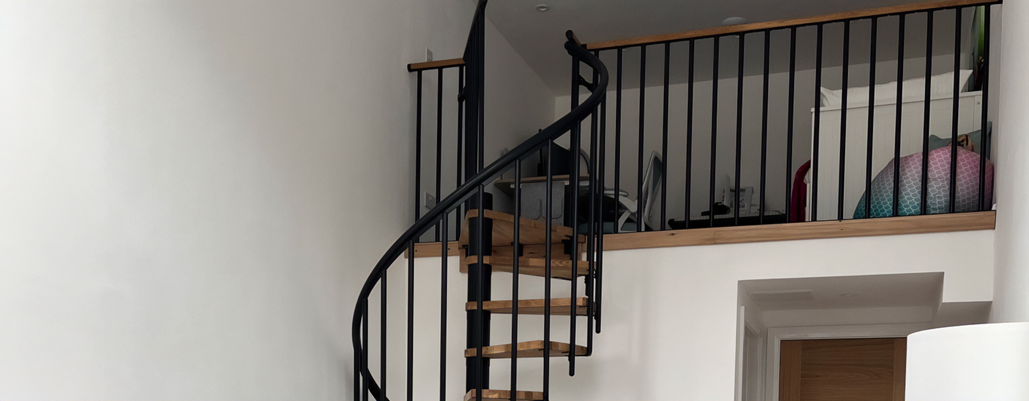 Complete renovation featuring a loft conversion with a Spiral Staircase MONTREAL and CLASSIC landing banister