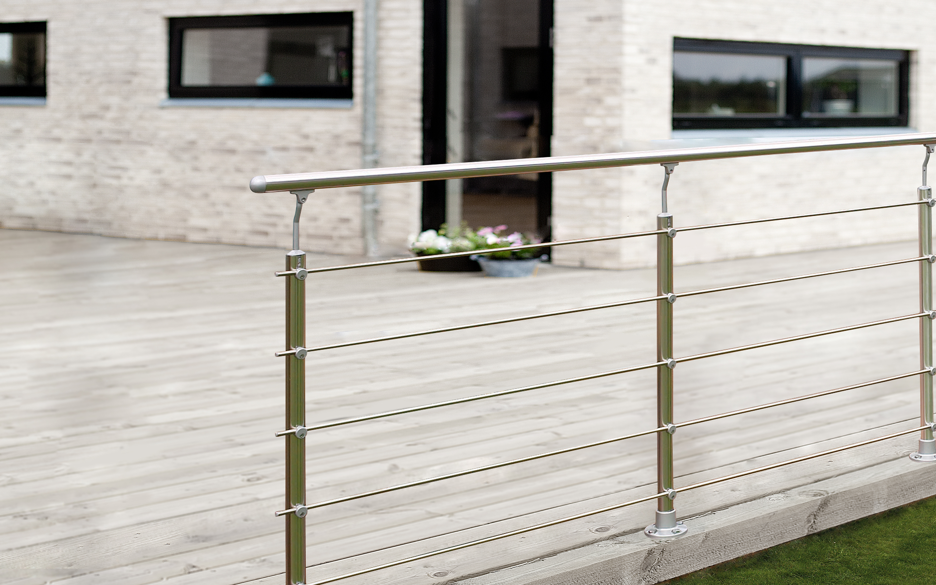 Balustrade system in aluminium on patio decking