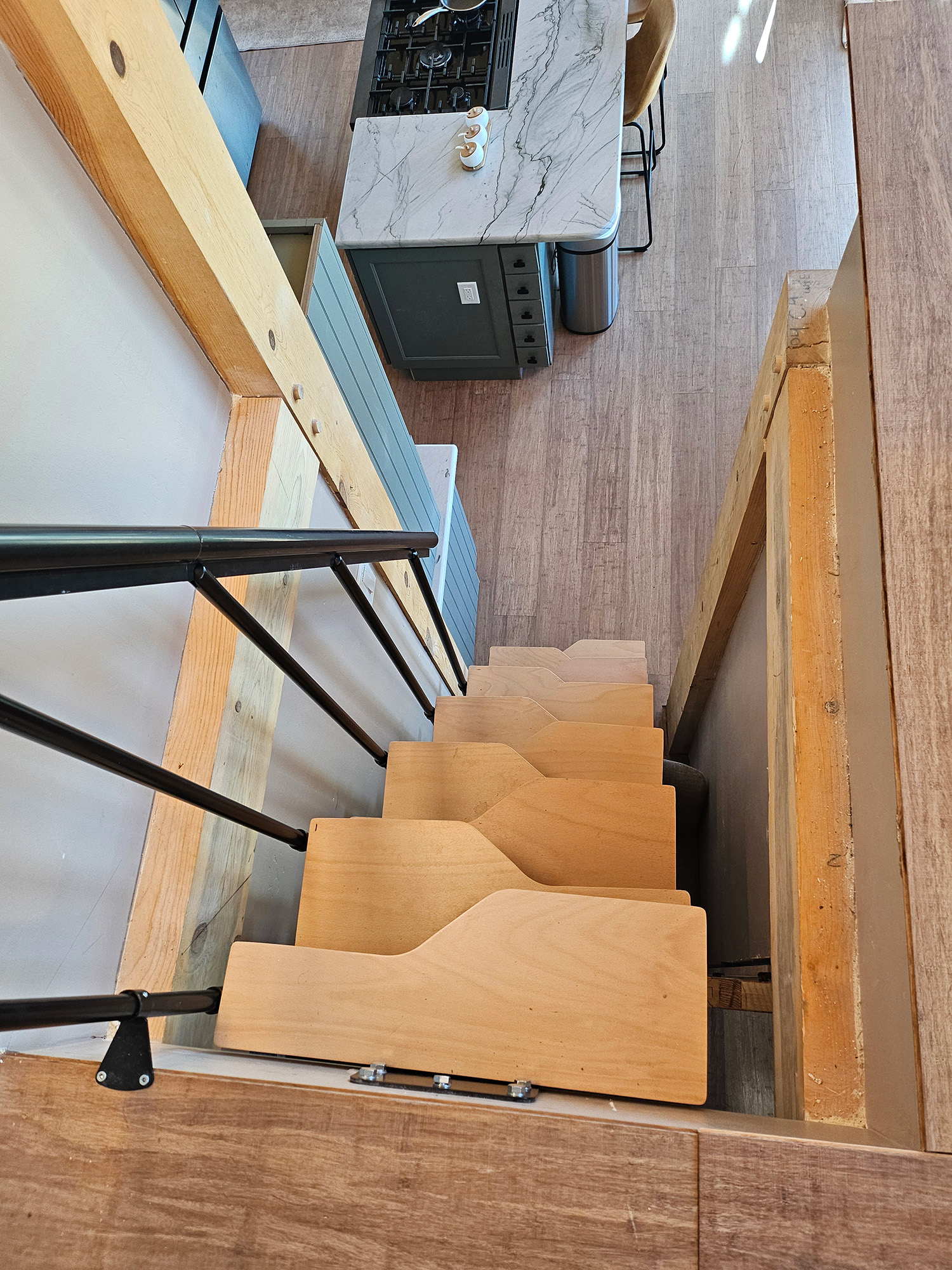 Cabin house with space-saving stair going down