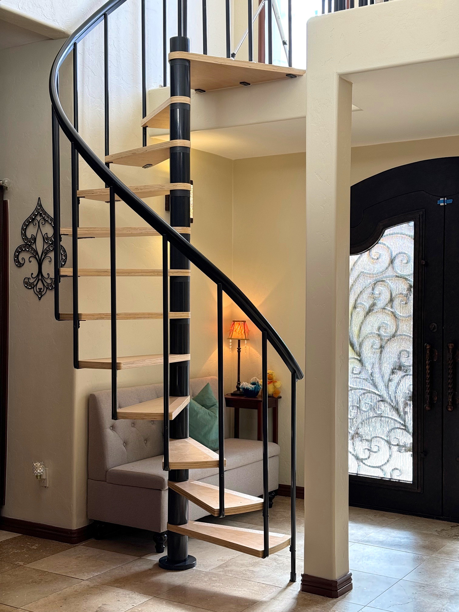 Spiral staircase in black in hallway  