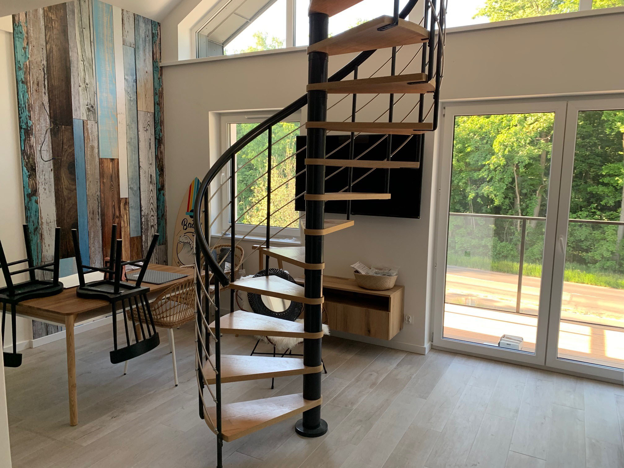 Spiral staircase in black in hallway  