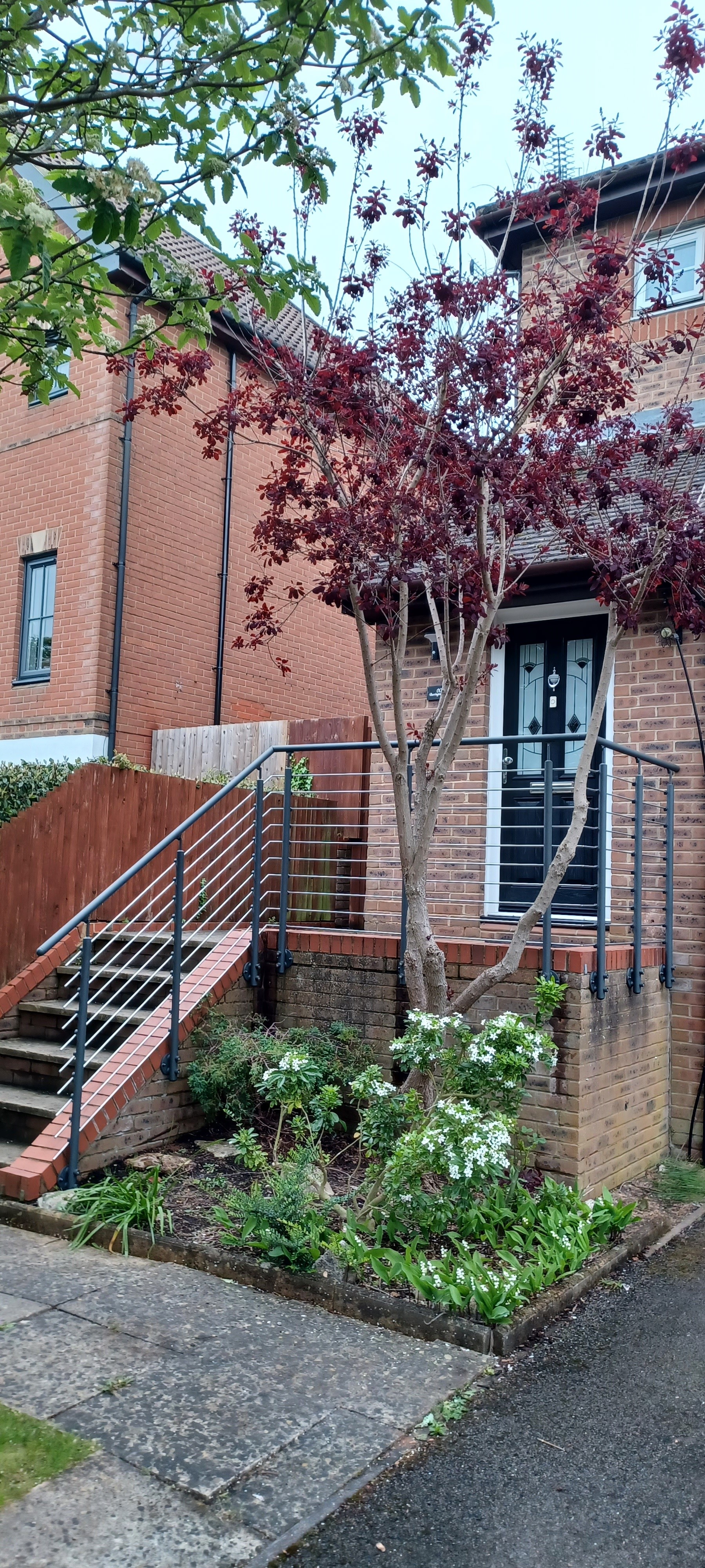 Door entrance staircase with 7 steps and handrail banister