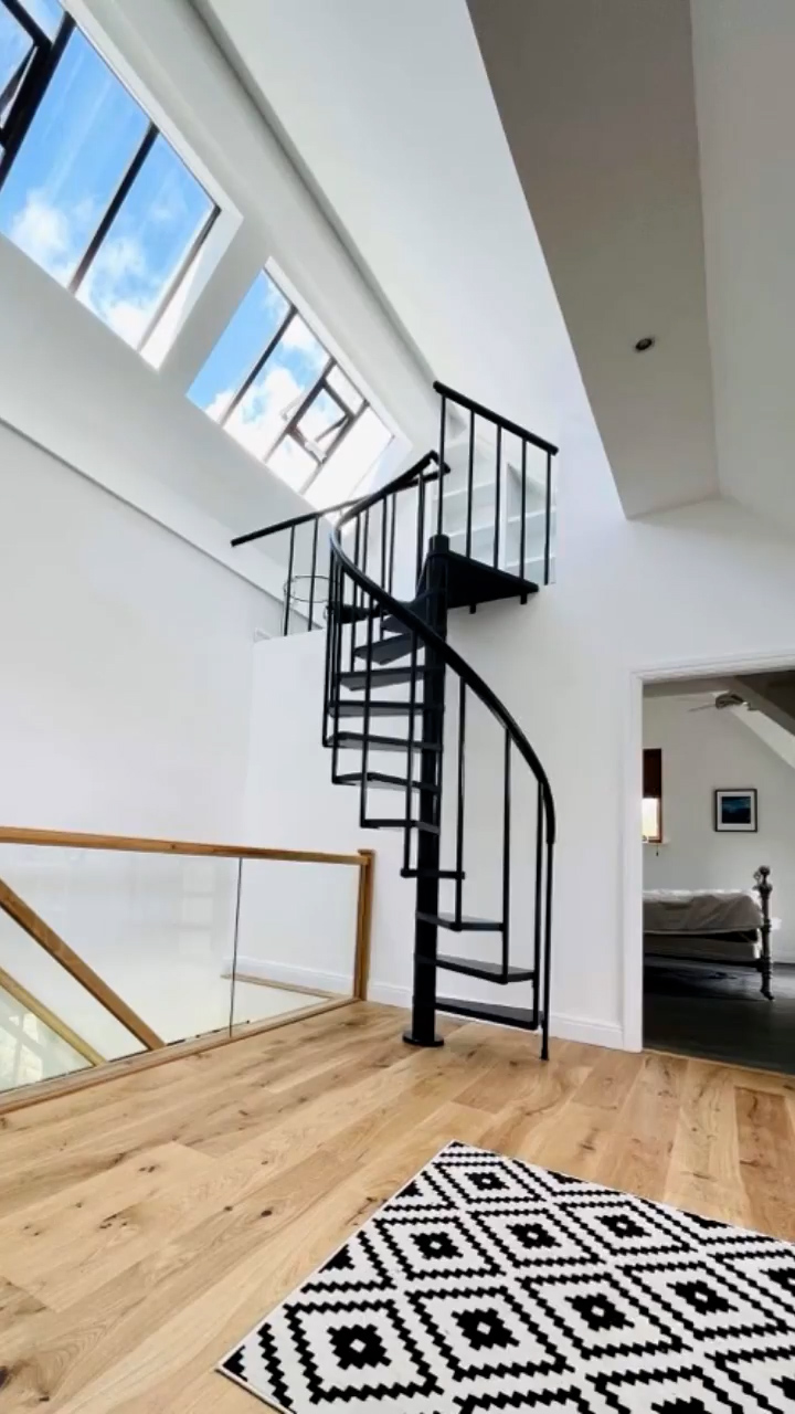 Spiral staircase CALGARY with anthracite structure high ceiling